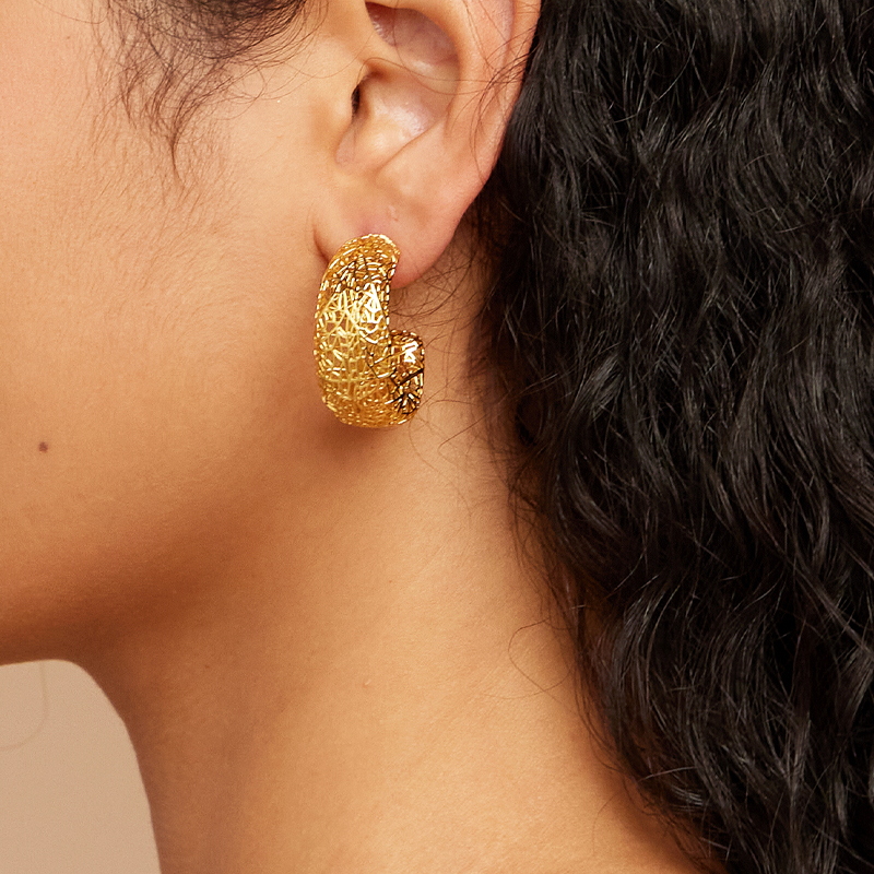 IVOG C Shape Hollowed Out Earr - Street Fashion Website recension och pris